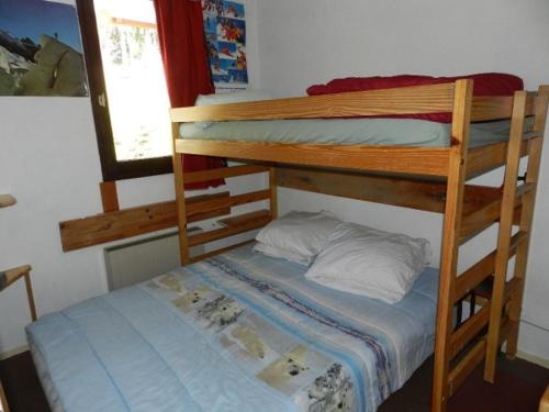 Ένα ή περισσότερα κρεβάτια σε δωμάτιο στο Studio cabine 4 pers. proche pistes, balcon, parking, animaux admis - FR-1-557A-32