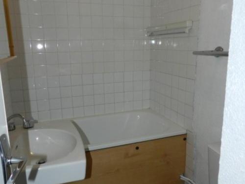 Ένα μπάνιο στο Studio cabine 4 pers. proche pistes, balcon, parking, animaux admis - FR-1-557A-32