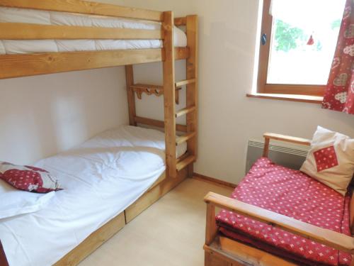 - une chambre avec 2 lits superposés et une chaise dans l'établissement Bel appartement 3 pièces aux Gets, proche pistes et centre, équipé tout confort, capacité 4 pers. - FR-1-598-17, aux Gets