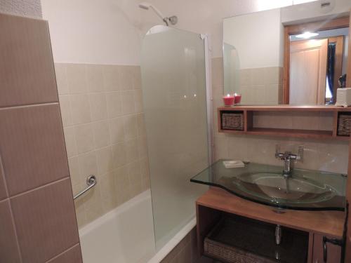 La salle de bains est pourvue d'un lavabo et d'une douche avec un miroir. dans l'établissement Appartement Les Gets, 3 pièces, 4 personnes - FR-1-598-17, aux Gets