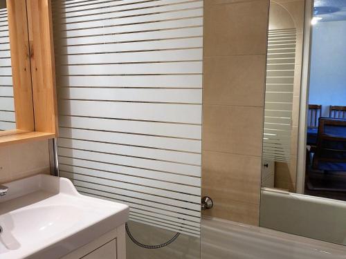 ein Badezimmer mit Dusche und Waschbecken in der Unterkunft Duplex 3 pièces aux Gets, proche pistes avec parking et wifi - FR-1-598-23 in Les Gets
