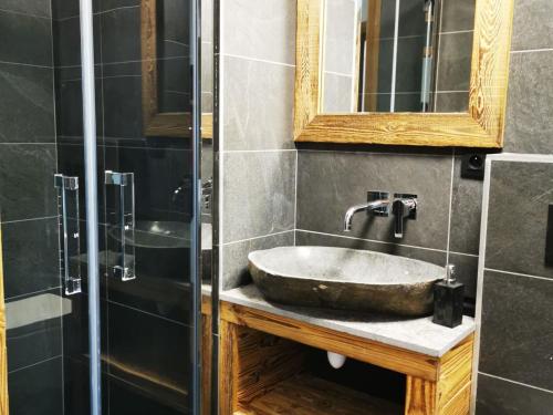 ein Bad mit einem Waschbecken und einer Glasdusche in der Unterkunft Appartement Les Gets, 4 pièces, 8 personnes - FR-1-598-59 in Les Gets