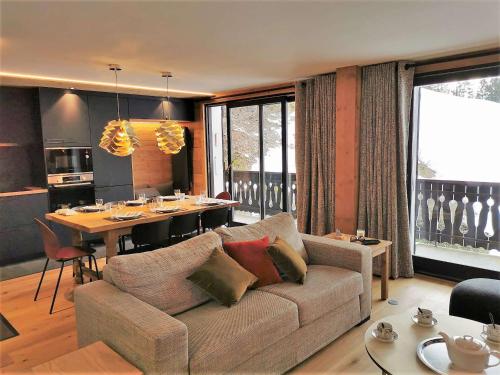 un salon avec un canapé et une table dans l'établissement Appartement de Charme 4* au Centre des Gets - Accès Direct aux Pistes de Ski - FR-1-598-28, aux Gets