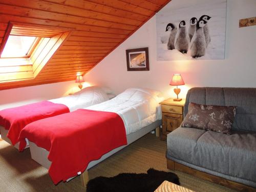 une chambre avec deux lits et un canapé et une fenêtre dans l'établissement Appartement rénové 2 pièces + mezzanine, centre Les Gets, parking - FR-1-598-77, aux Gets