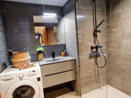 ein Bad mit einer Waschmaschine und einer Dusche in der Unterkunft Appartement Les Gets, 4 pièces, 6 personnes - FR-1-598-78 in Les Gets