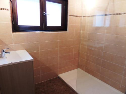 une salle de bain avec une baignoire, un lavabo et une douche dans l'établissement Appartement T2 au pied des pistes, cœur de village - 3 étoiles - 4 personnes - FR-1-598-65, aux Gets