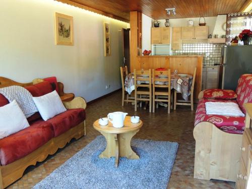 un salon avec un canapé et une table dans l'établissement Appartement T2 au pied des pistes, cœur de village - 3 étoiles - 4 personnes - FR-1-598-65, aux Gets