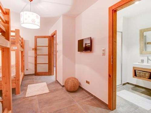 Zimmer mit einem Bad mit einem Waschbecken und einem TV. in der Unterkunft Appartement Les Gets, 4 pièces, 8 personnes - FR-1-598-11 in Les Gets