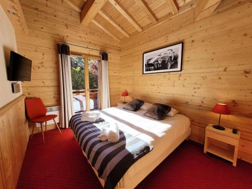 a bedroom with a bed in a log cabin at Appartement Les Gets, 3 pièces, 6 personnes - FR-1-598-71 in Les Gets