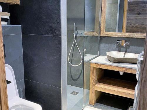een badkamer met een douche en een wastafel bij Chalet Les Gets, 5 pièces, 14 personnes - FR-1-598-19 in Les Gets