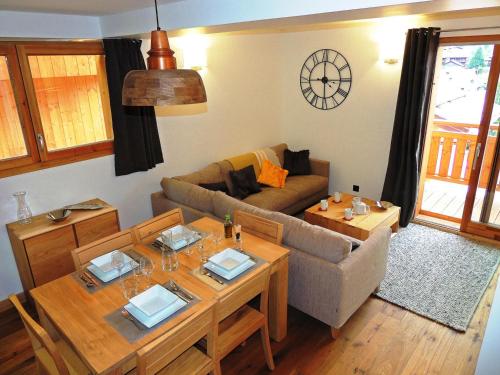 un salon avec un canapé et une table dans l'établissement Charmant triplex 3* avec parking, WiFi, proche centre village - FR-1-598-32, aux Gets