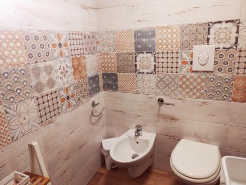 a bathroom with a toilet and a sink at La Maison apartment Puglia in Molfetta