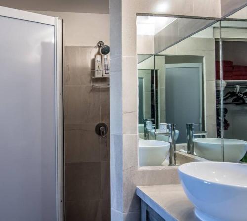a bathroom with two sinks and a large mirror at Sub- Penthouse Las Olas Surfers Paradise in San José del Cabo