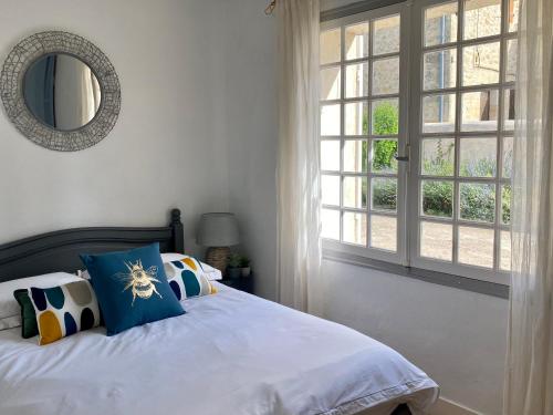une chambre avec un lit et une grande fenêtre dans l'établissement Le Petit Cinq Ruffe, à Listrac-de-Durèze