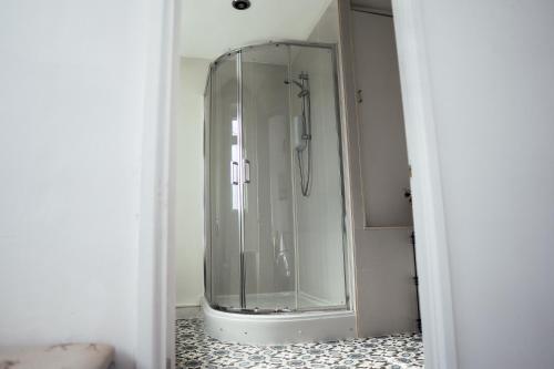y baño con ducha y puerta de cristal. en Large 4 BedroomProperty driveway and 3 bathrooms en Burton Latimer