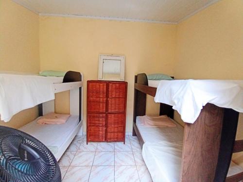 Ένα ή περισσότερα κρεβάτια σε δωμάτιο στο Hostel Sol da Barra