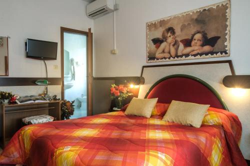Postel nebo postele na pokoji v ubytování Hotel Roma