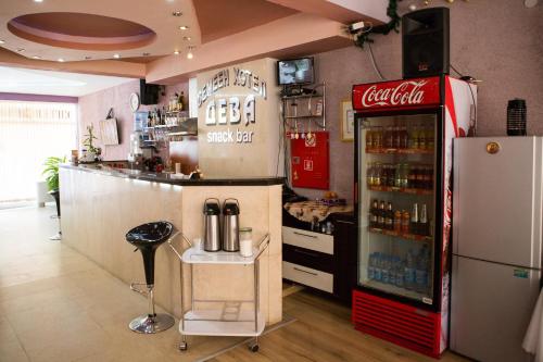 una máquina de refrescos de cocacola en una cocina con bar en Hotel Deva en Sandanski
