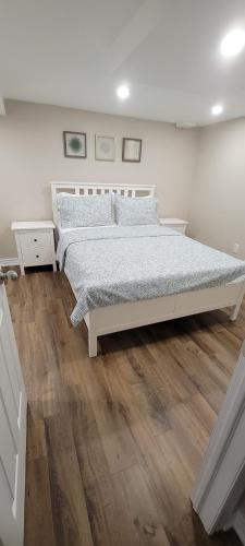 En eller flere senge i et værelse på Guest Suite in Whitby