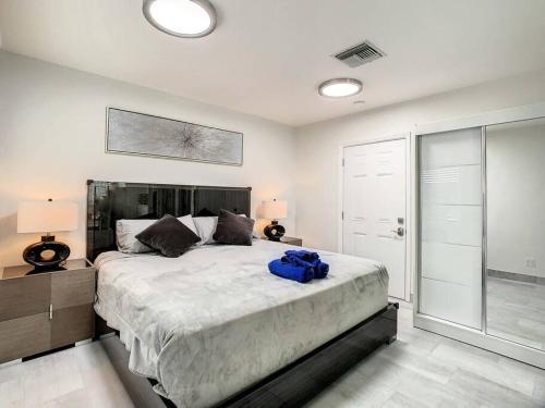 Un dormitorio con una cama grande con una bolsa azul. en Steps From the beach, renovated 1bd 1 bth, en Clearwater Beach