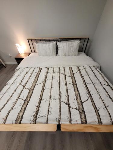 uma cama com um edredão branco e almofadas em Guest House Basement - Master Bedrooms in Bayview Village em Toronto