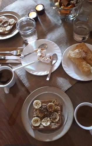 una mesa con platos de comida encima en Cottage in Vellies, en Áyios Sarándos