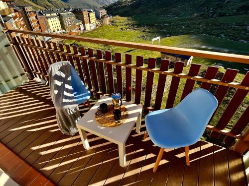 una mesa y sillas en una terraza con vistas en Prime Loft ANDORRA en Pas de la Casa