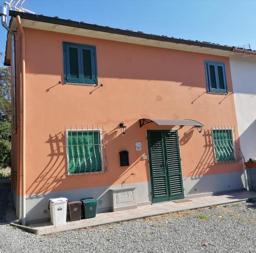 ein Haus mit grünen Rollläden an der Seite in der Unterkunft La casina da Lillì in Lucca