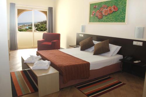 A bed or beds in a room at Hotel Santantao Art Resort