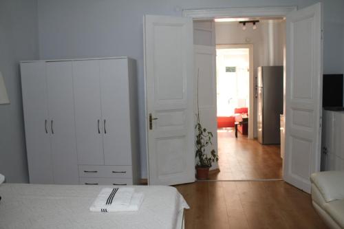- une chambre blanche avec un lit et un salon dans l'établissement For those who want to be close to Beyoğlu İstiklal street, à Istanbul