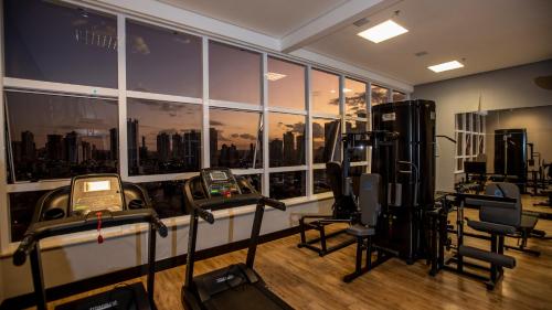 a gym with a view of a city skyline at QS Marista Hotel in Goiânia