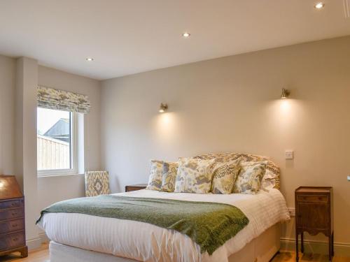 um quarto com uma cama e uma janela em Homewood - Uk36205 em Fordingbridge