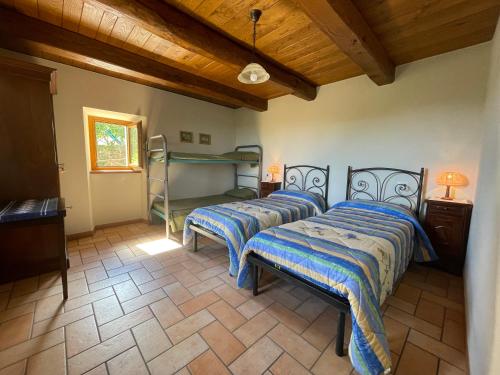 - une chambre avec 3 lits dans l'établissement Agriturismo Le Castellare, à Montemonaco