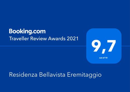 una caja azul con los premios de revisión de viajes de texto en Residenza Bellavista Eremitaggio, en Torri del Benaco