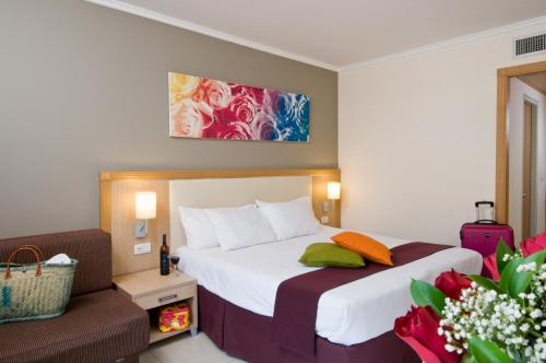 Una cama o camas en una habitación de Leonardo Royal Resort Eilat