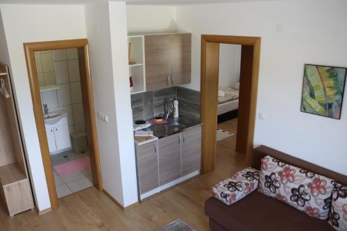 um pequeno quarto com uma cozinha e uma sala de estar em Vila Ana em Travnik
