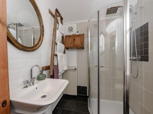 W łazience znajduje się umywalka i prysznic. w obiekcie Brook Farm Annex w mieście Tenterden