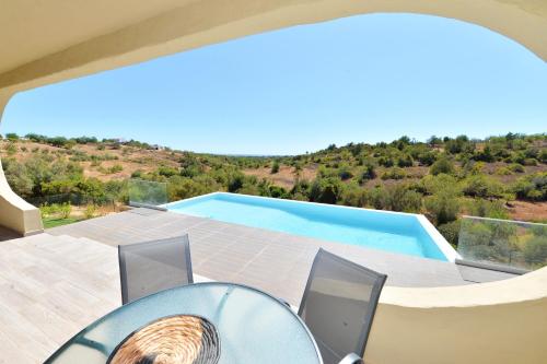 uma vista para uma piscina a partir de uma casa em Tower Villa w Infinity Pool em Olhão