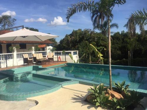 jacuzi climatizada com quadra de areia