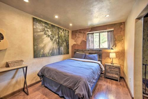 1 dormitorio con 1 cama y una pintura en la pared en Homey Mtn View Escape 11 Mi to Garden of the Gods, en Cascade-Chipita Park