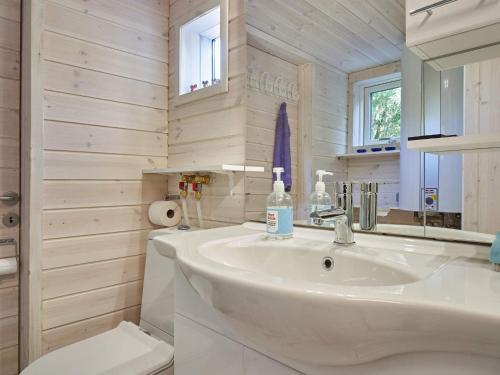 Hasle的住宿－Holiday home Hasle VII，浴室配有白色水槽和卫生间。