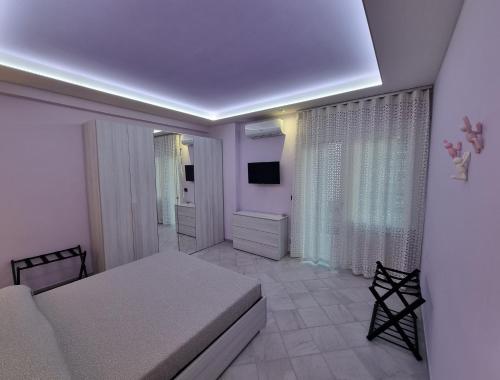 1 dormitorio con 1 cama y TV en Il Piccolo Sogno di Roma, en Roma