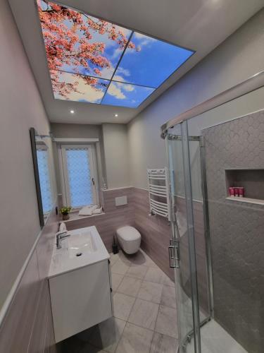 ein Badezimmer mit einem Waschbecken und einem Dachfenster in der Unterkunft Il Piccolo Sogno di Roma in Rom
