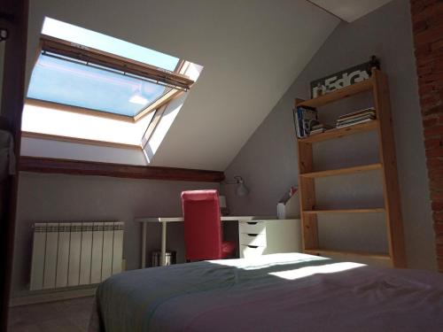sypialnia z łóżkiem, oknem i biurkiem w obiekcie -- Le Sanctuaire, à 50 mètres de la Gare -- w Annecy