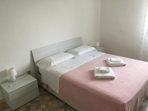 1 dormitorio con 1 cama grande y 2 toallas. en Via Bellaria, en San Lazzaro di Savena