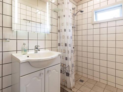 y baño blanco con lavabo y ducha. en Holiday home Karrebæksminde LIII en Karrebæksminde