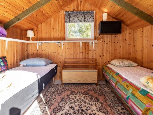 1 dormitorio con 2 camas en una cabaña de madera en Holiday home Karrebæksminde LIII en Karrebæksminde