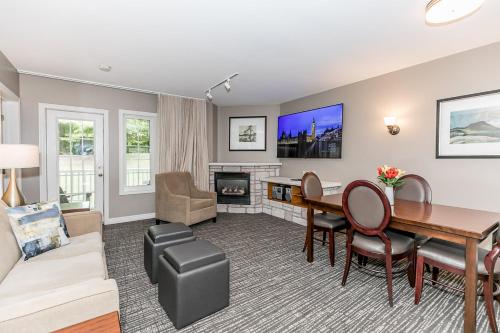 a living room with a table and a dining room at Carriage Hills Retreat Rental in Edgar