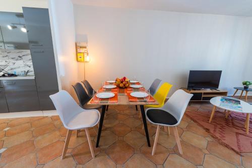 a dining room with a table and chairs at L Ethique de Sedan in Sedan