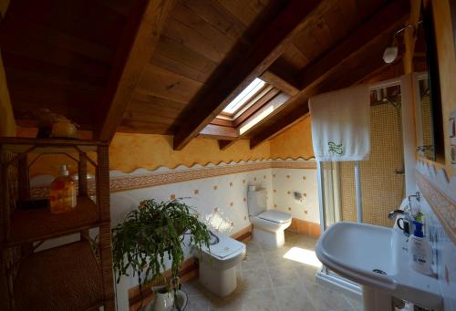 een badkamer met een toilet, een wastafel en een raam bij A Casua in Boal